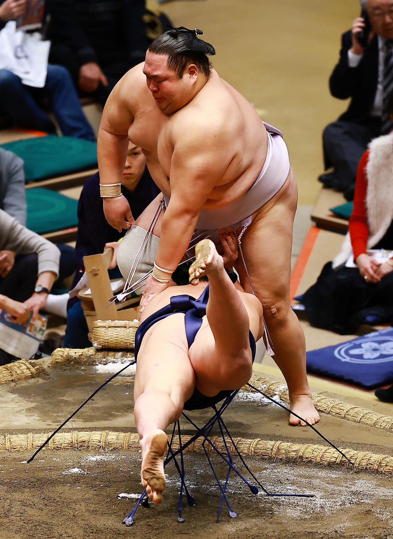友風（奥）を押し出しで破り初白星を上げた羽出山（撮影・野上伸悟）