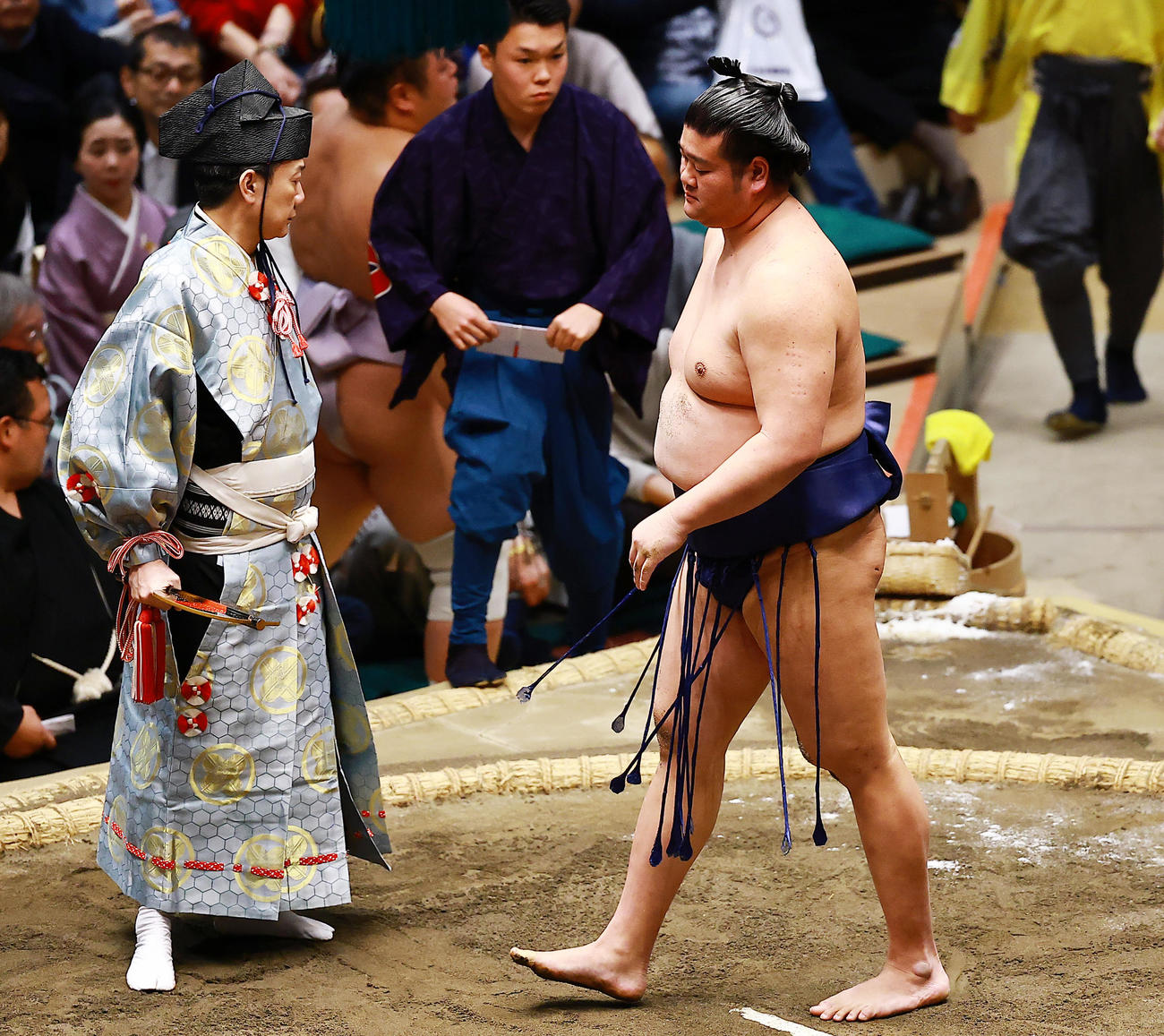 友風（奥）を押し出しで破り初白星を上げた羽出山（撮影・野上伸悟）