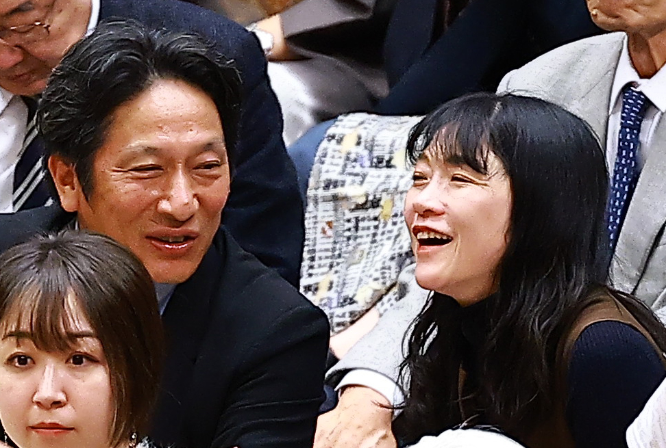 観戦する青学大陸上部の原晋監督（左）と美穂夫人（撮影・野上伸悟）