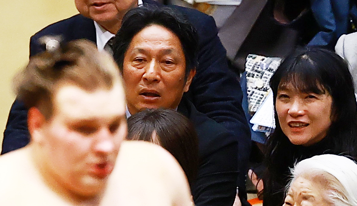 観戦する青学大陸上部の原晋監督（左）と美穂夫人。手前は安青錦（撮影・野上伸悟）