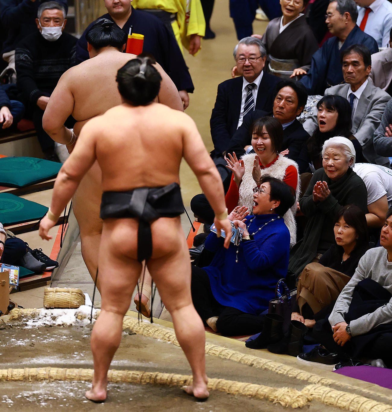 若元春（手前）に寄り切りで敗れた大の里に驚いた様子の、3列目左から青学大・原晋監督、美穂夫人（撮影・野上伸悟）