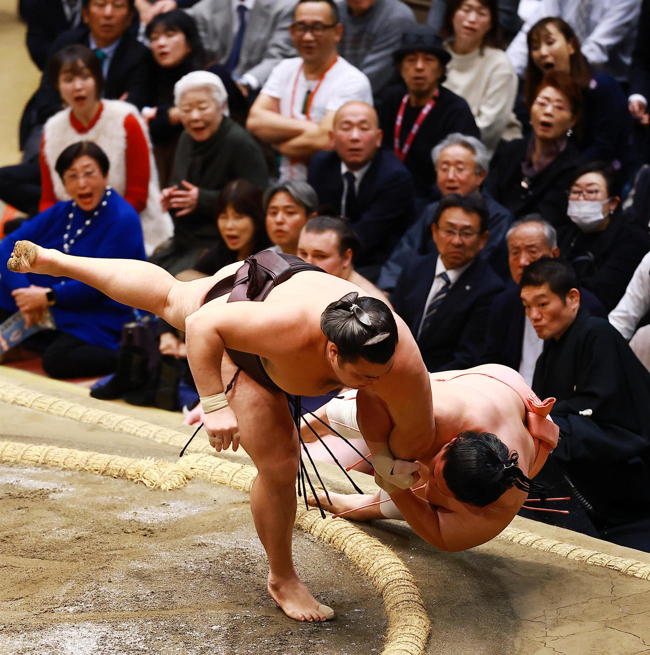 宇良（右）を逆とったりで破る霧島（撮影・野上伸悟）
