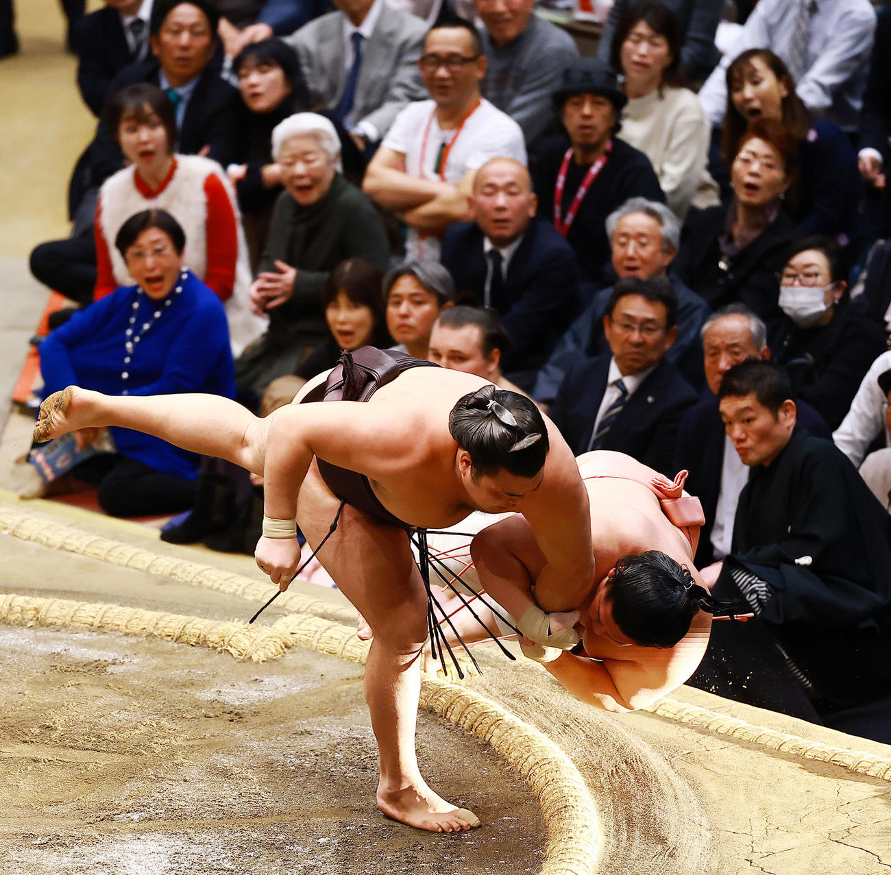 宇良（右）を逆とったりで破る霧島（撮影・野上伸悟）