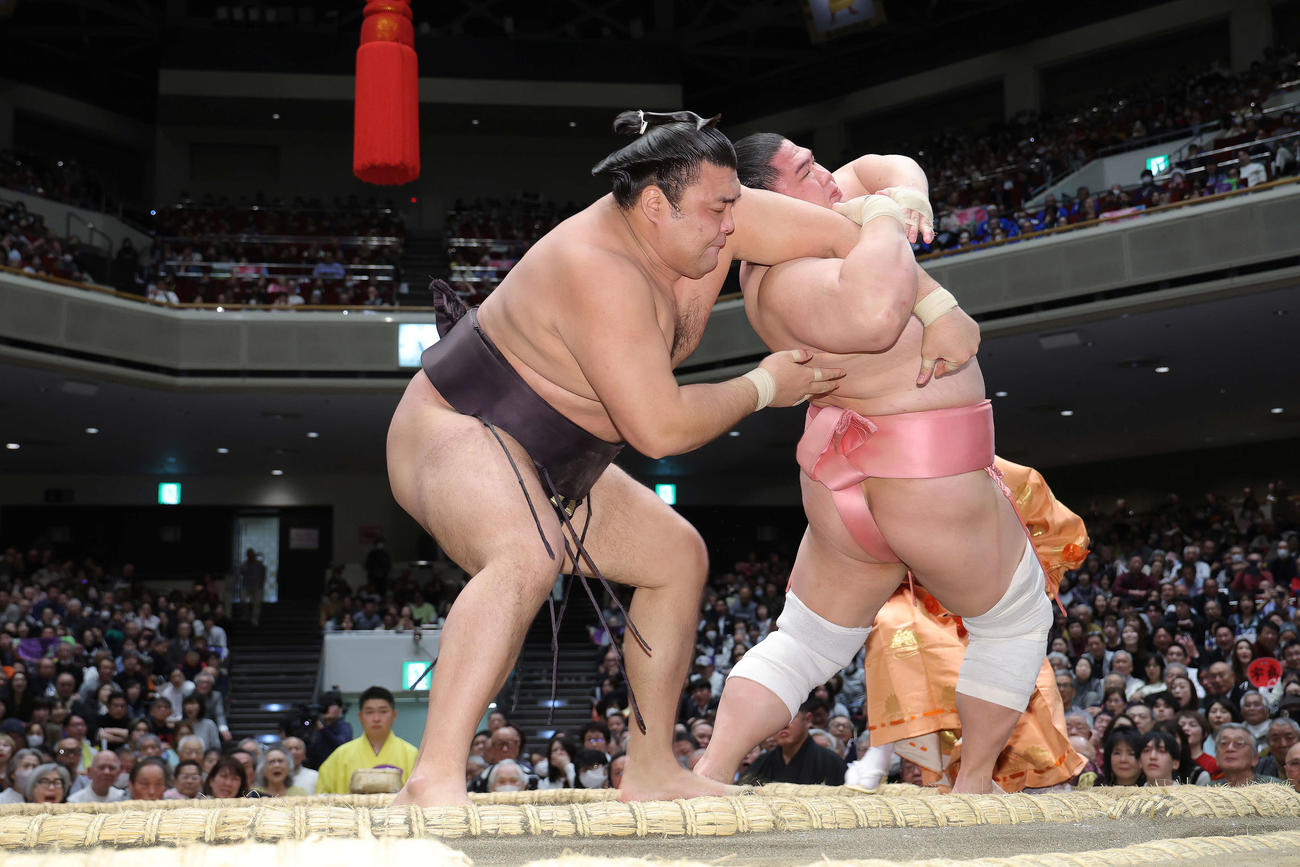 霧島（左）は宇良を逆とったりで破る（撮影・河田真司）