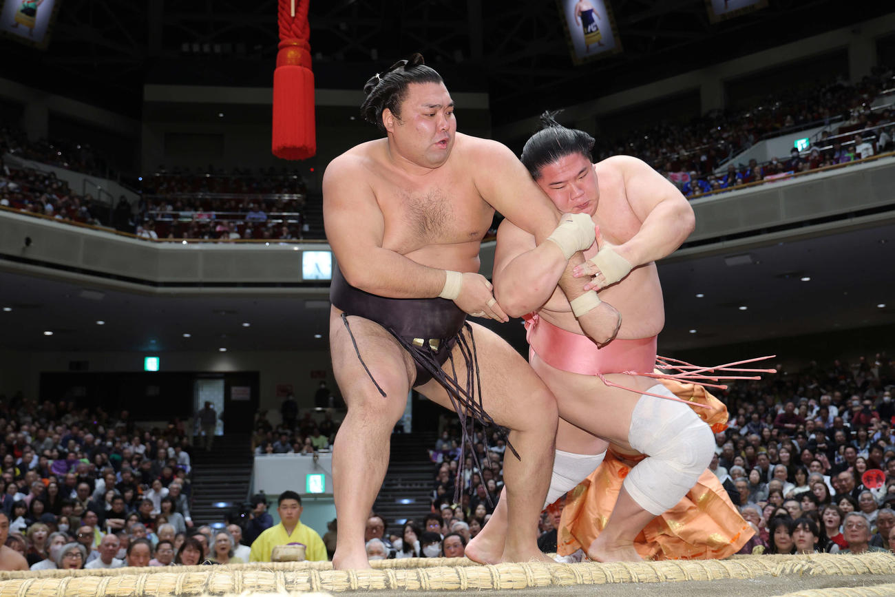 霧島（左）は宇良を逆とったりで破る（撮影・河田真司）