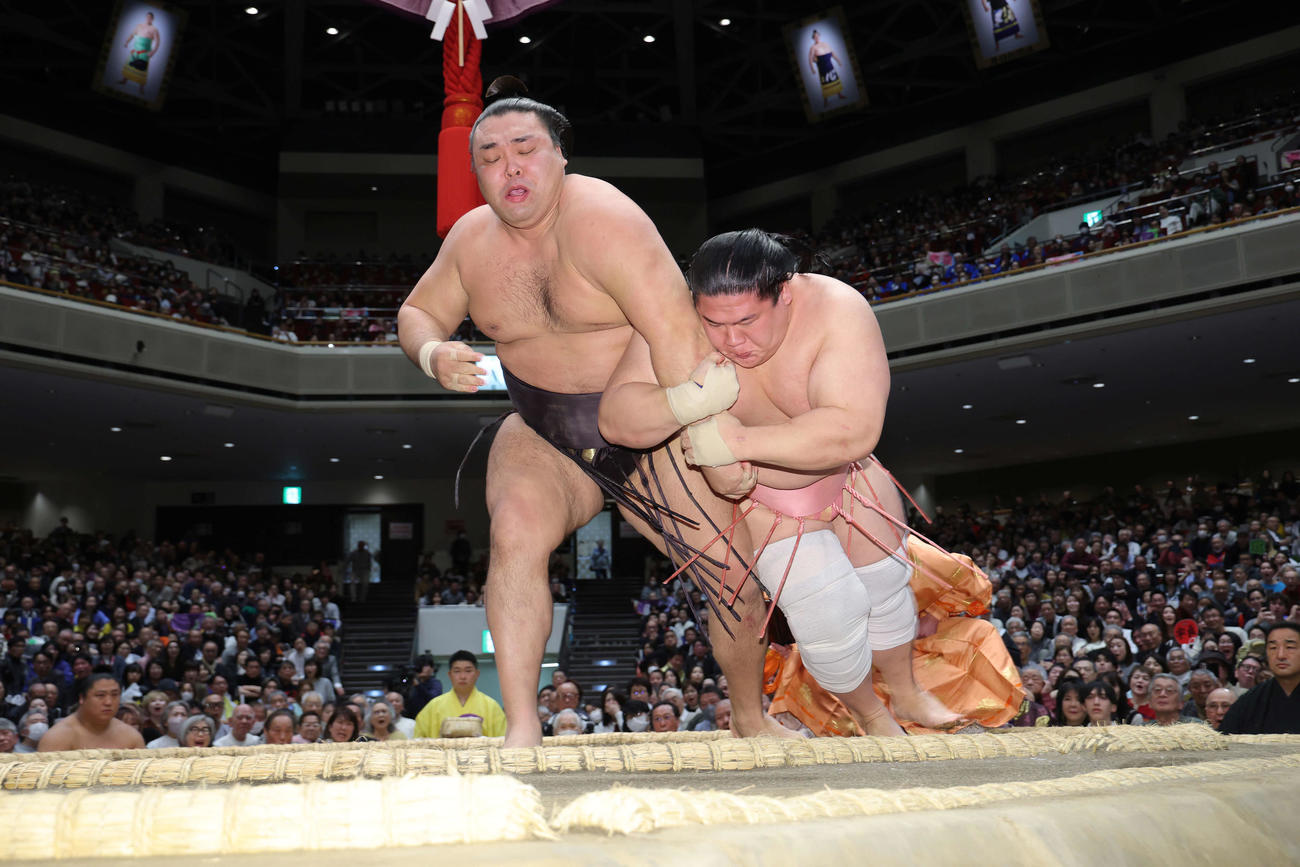 霧島（左）は宇良を逆とったりで破る（撮影・河田真司）