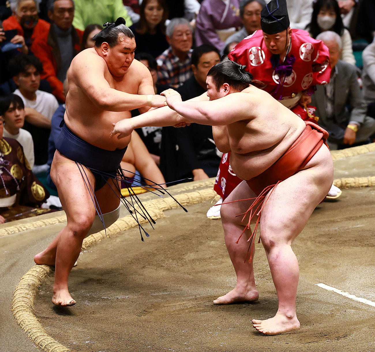 豊昇龍（左）を押し出しで破る熱海富士（撮影・野上伸悟）