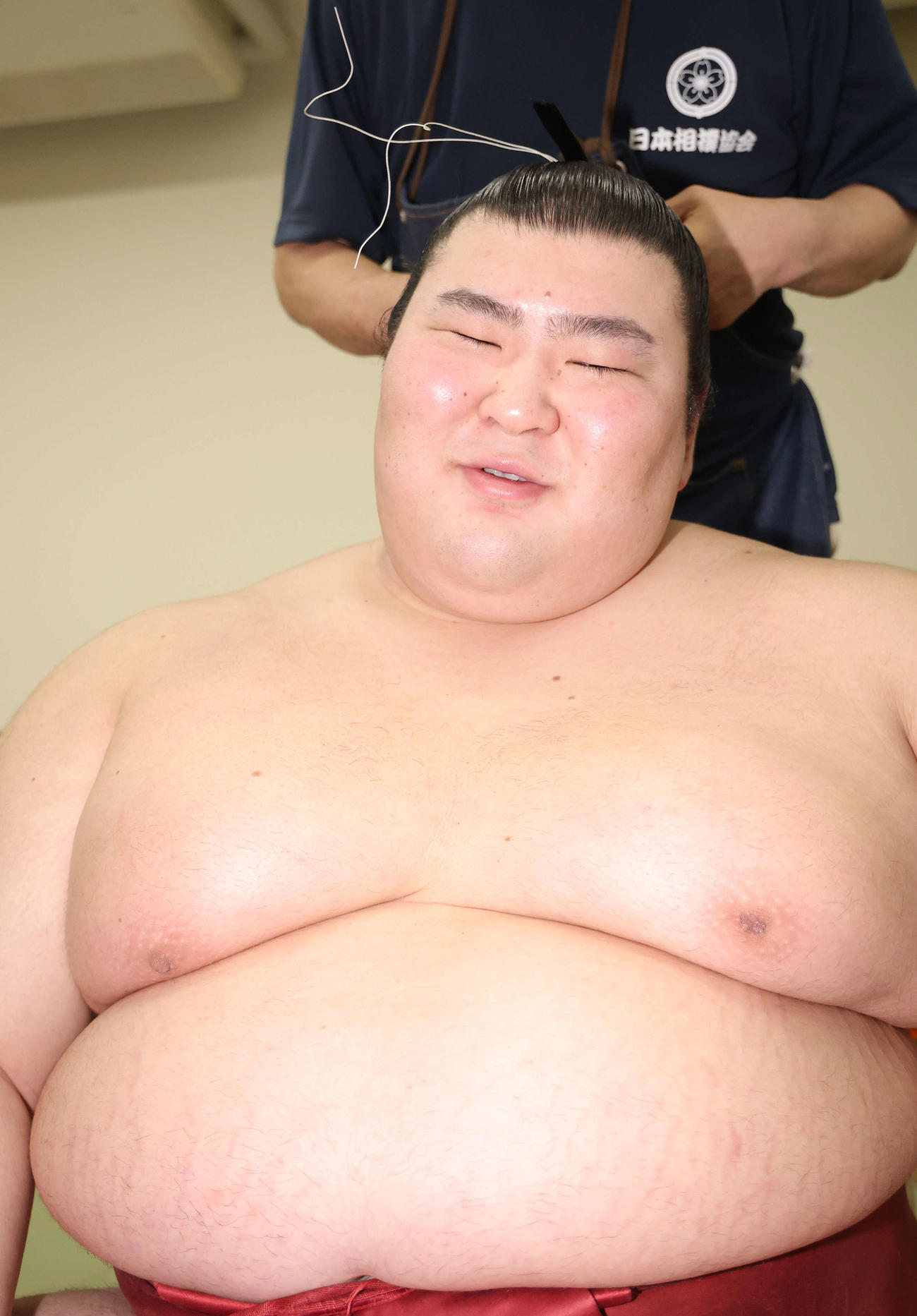 支度部屋で記者の質問に答える熱海富士（撮影・河田真司）