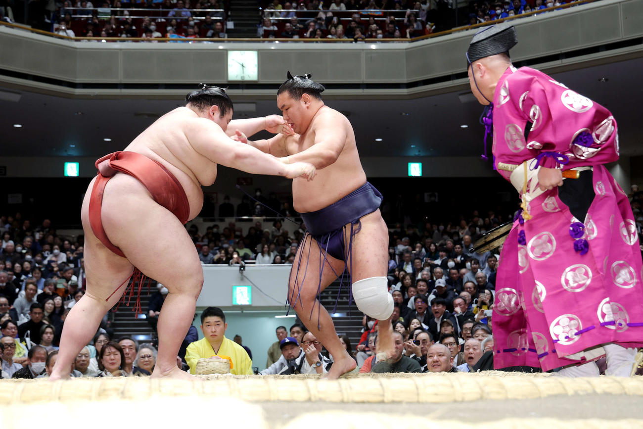 熱海富士（左）は豊昇龍を押し出しで下す（撮影・河田真司）
