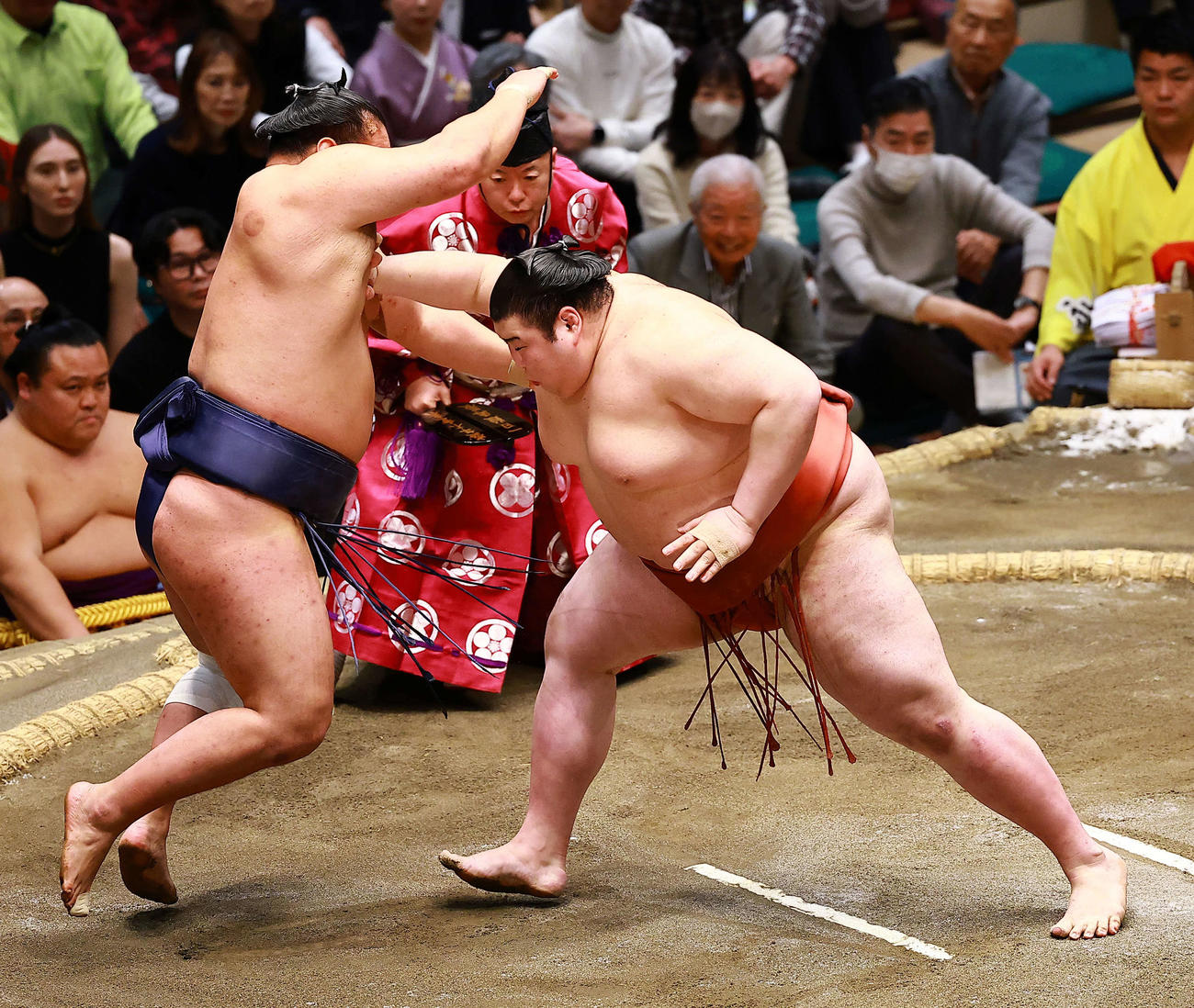 豊昇龍（左）を押し出しで破る熱海富士（撮影・野上伸悟）