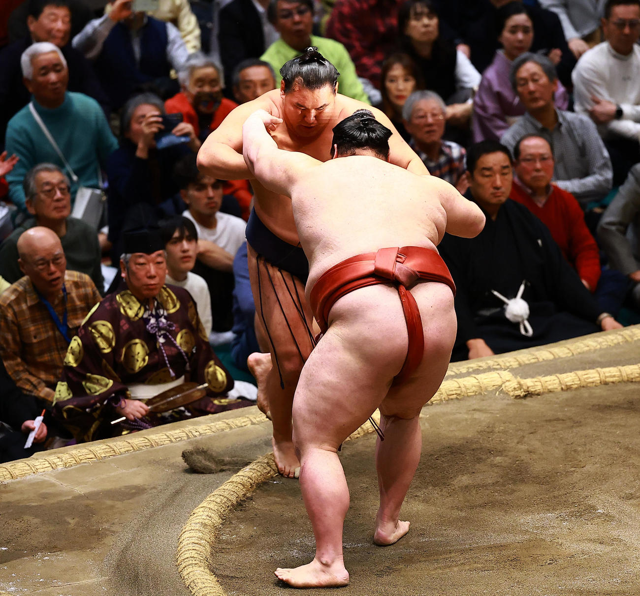 豊昇龍（奥）を押し出しで破る熱海富士（撮影・野上伸悟）