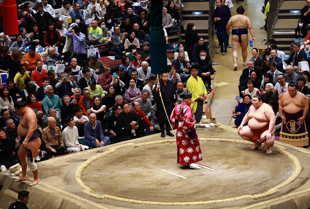豊昇龍（左）を押し出しで破った熱海富士。後方は引き揚げる大の里（撮影・野上伸悟）