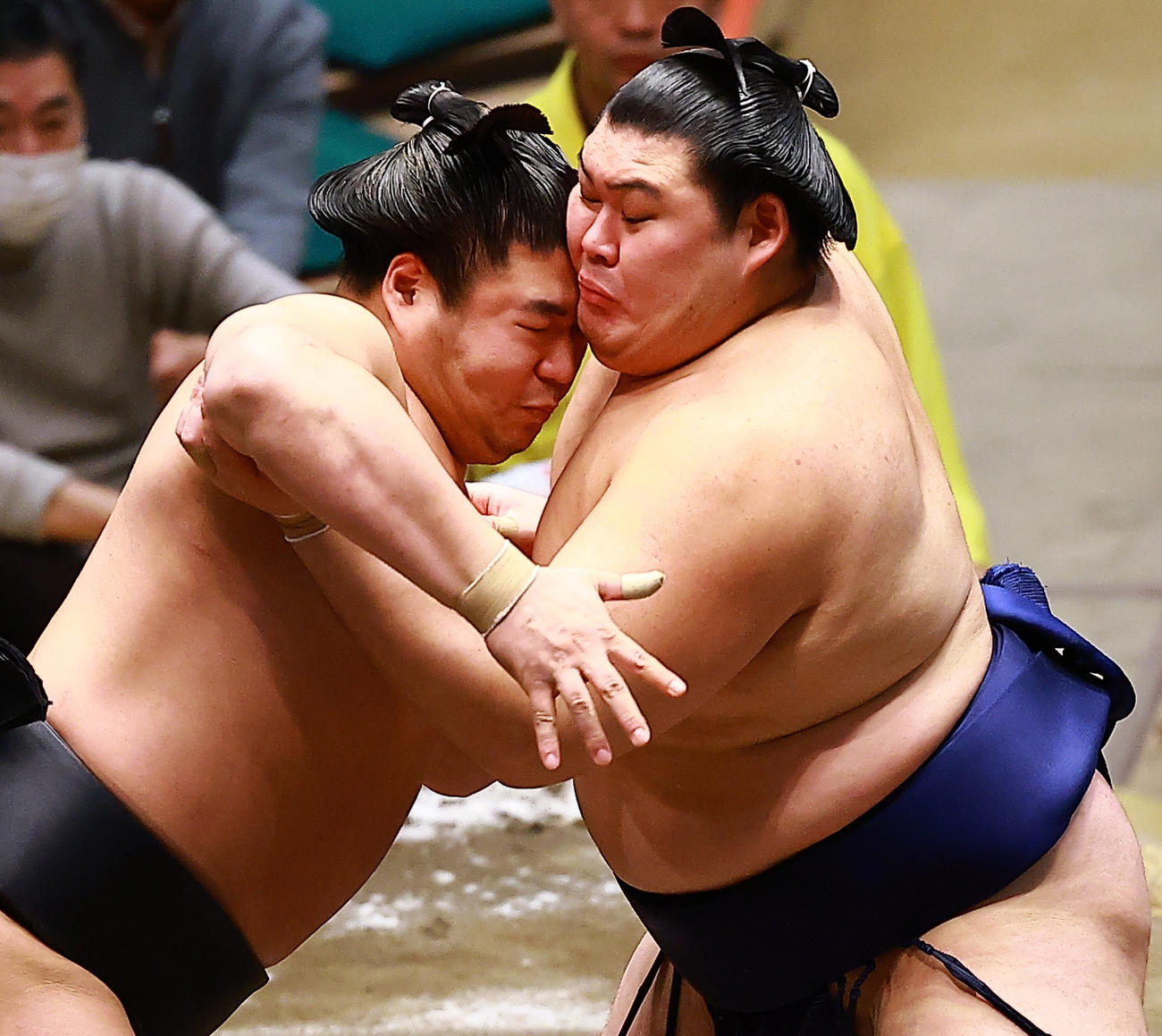 ぶつかり合う若元春（左）と大の里（撮影・野上伸悟）
