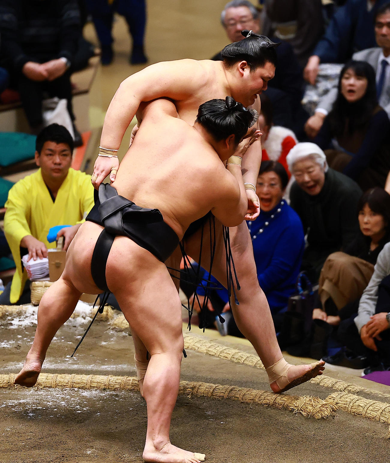 若元春（手前）に寄り切りで敗れた大の里（撮影・野上伸悟）