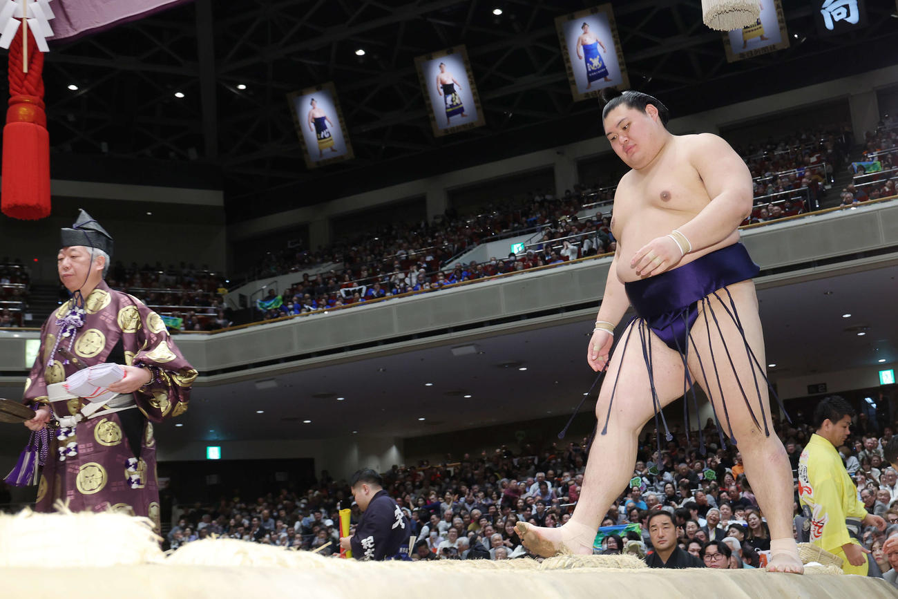 若元春に寄り切りで敗れる大の里（撮影・河田真司）