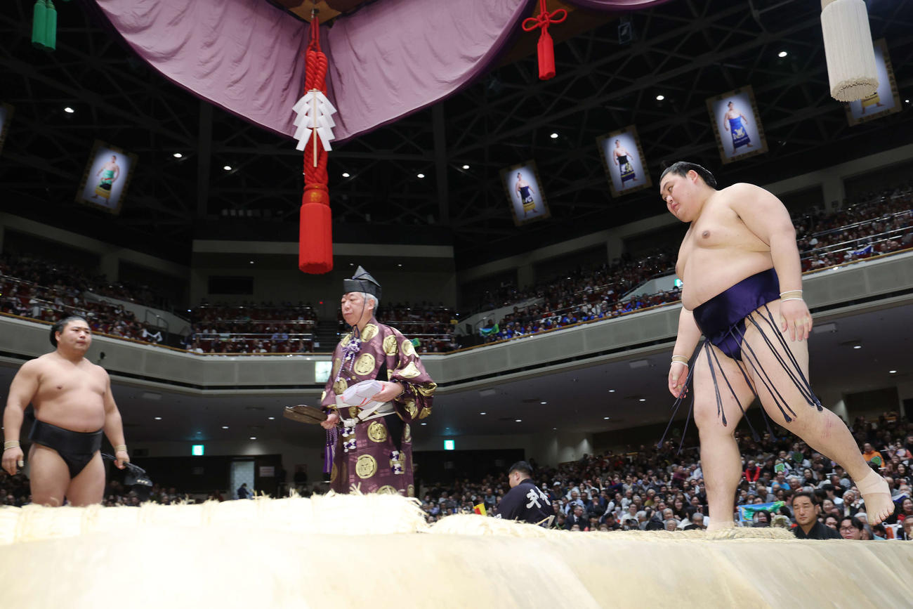 若元春（左）に寄り切りで敗れる大の里（撮影・河田真司）