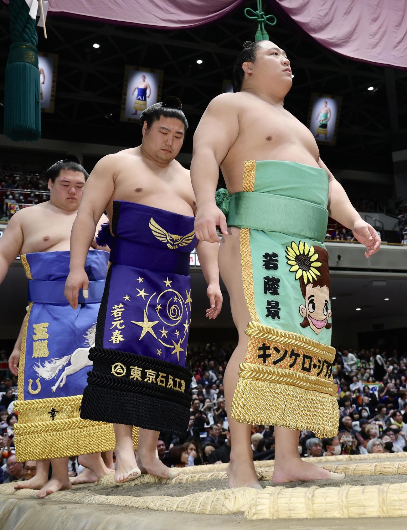土俵入りする若隆景（手前）と若元春（撮影・河田真司）
