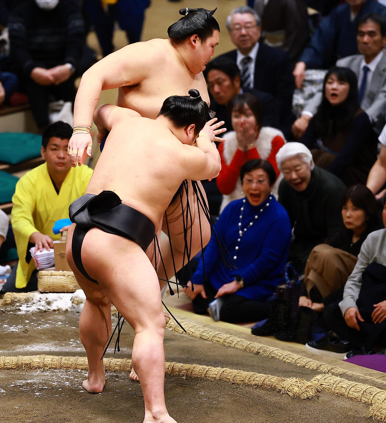 若元春（手前）に寄り切りで敗れた大の里（撮影・野上伸悟）
