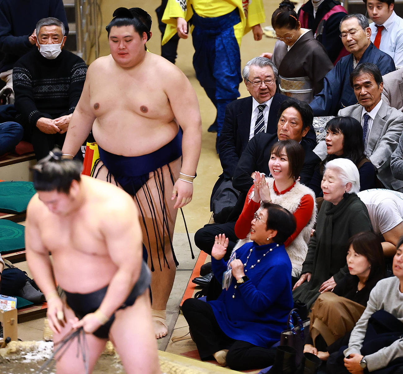 若元春（手前）に寄り切りで敗れた大の里を見つめる、3列目左から青学大・原晋監督、美穂夫人（撮影・野上伸悟）