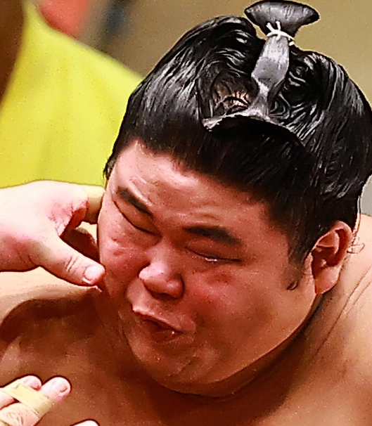 大栄翔（左）の突きで指が左目に入り、コンタクトレンズが外れる伯乃富士（撮影・野上伸悟）