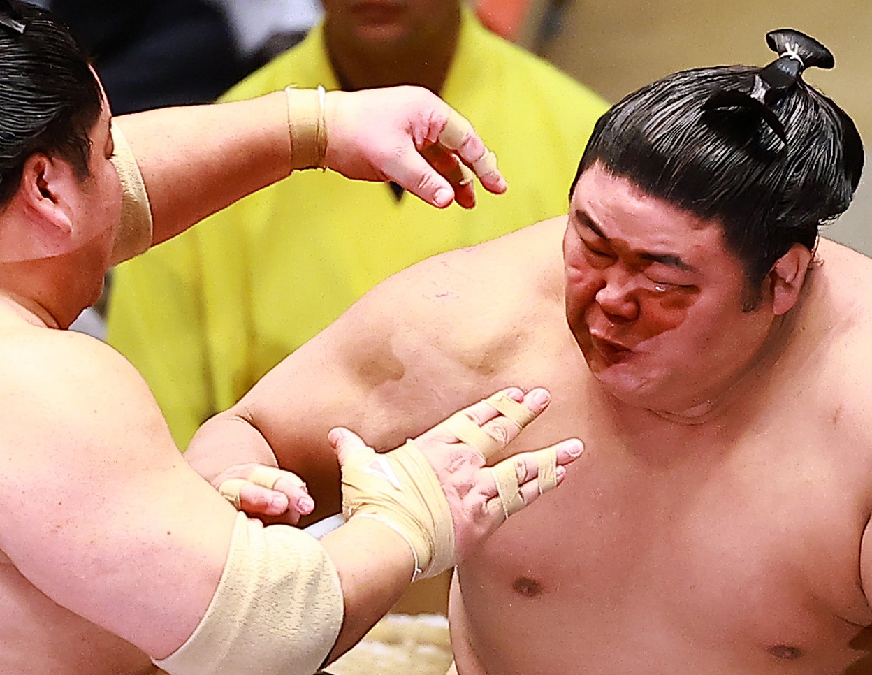 大栄翔（左）の突きで指が左目に入り、コンタクトレンズが外れる伯乃富士（撮影・野上伸悟）