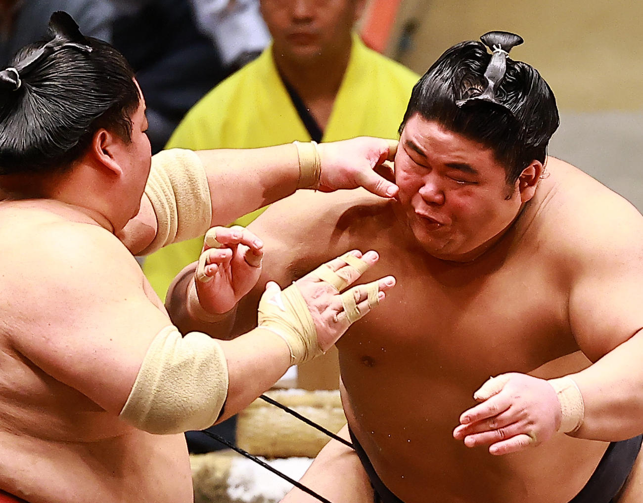 大栄翔（左）の突きで指が左目に入り、コンタクトレンズが外れる伯乃富士（撮影・野上伸悟）