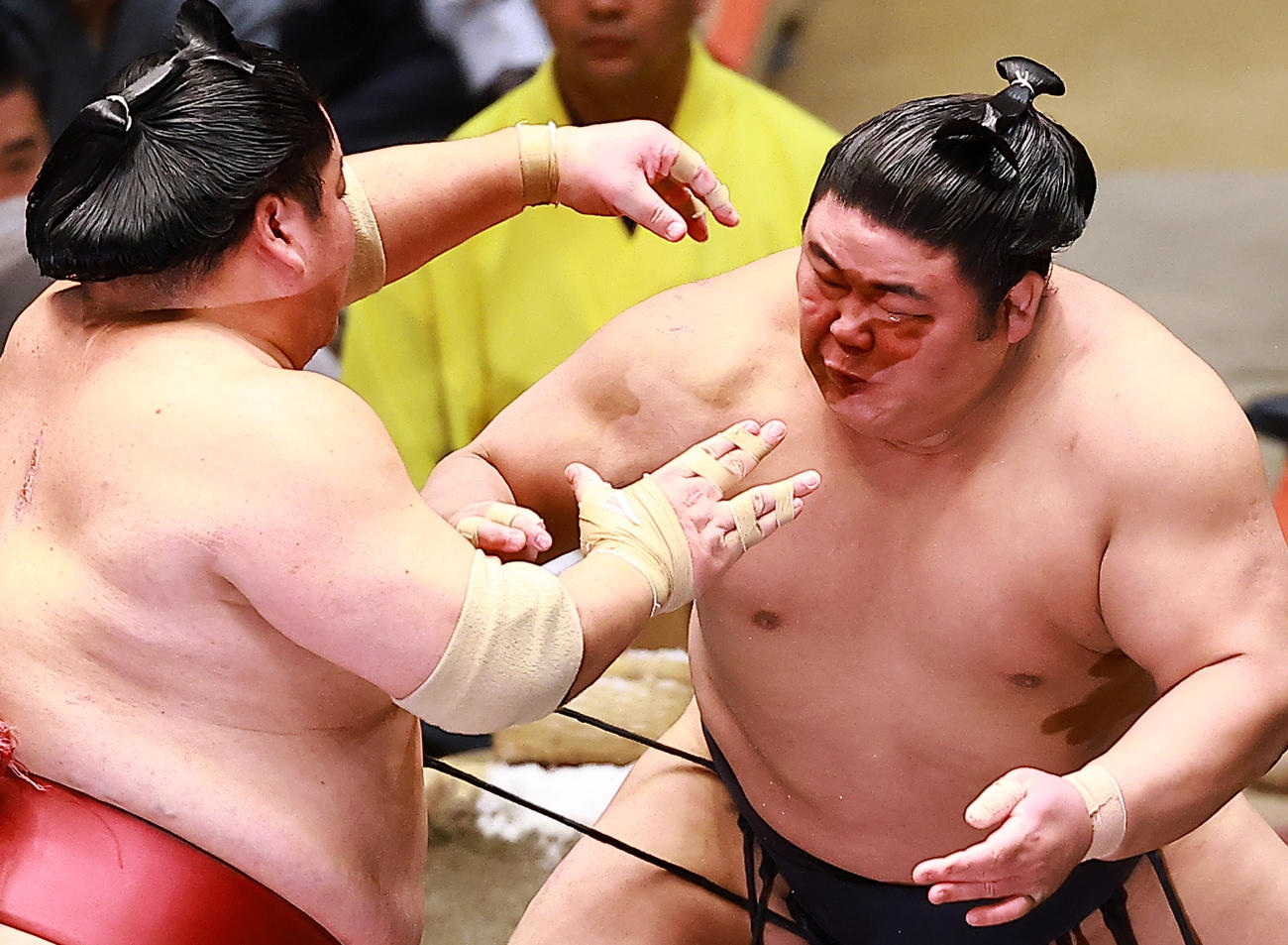 大栄翔（左）の突きで指が左目に入り、コンタクトレンズが外れる伯乃富士（撮影・野上伸悟）