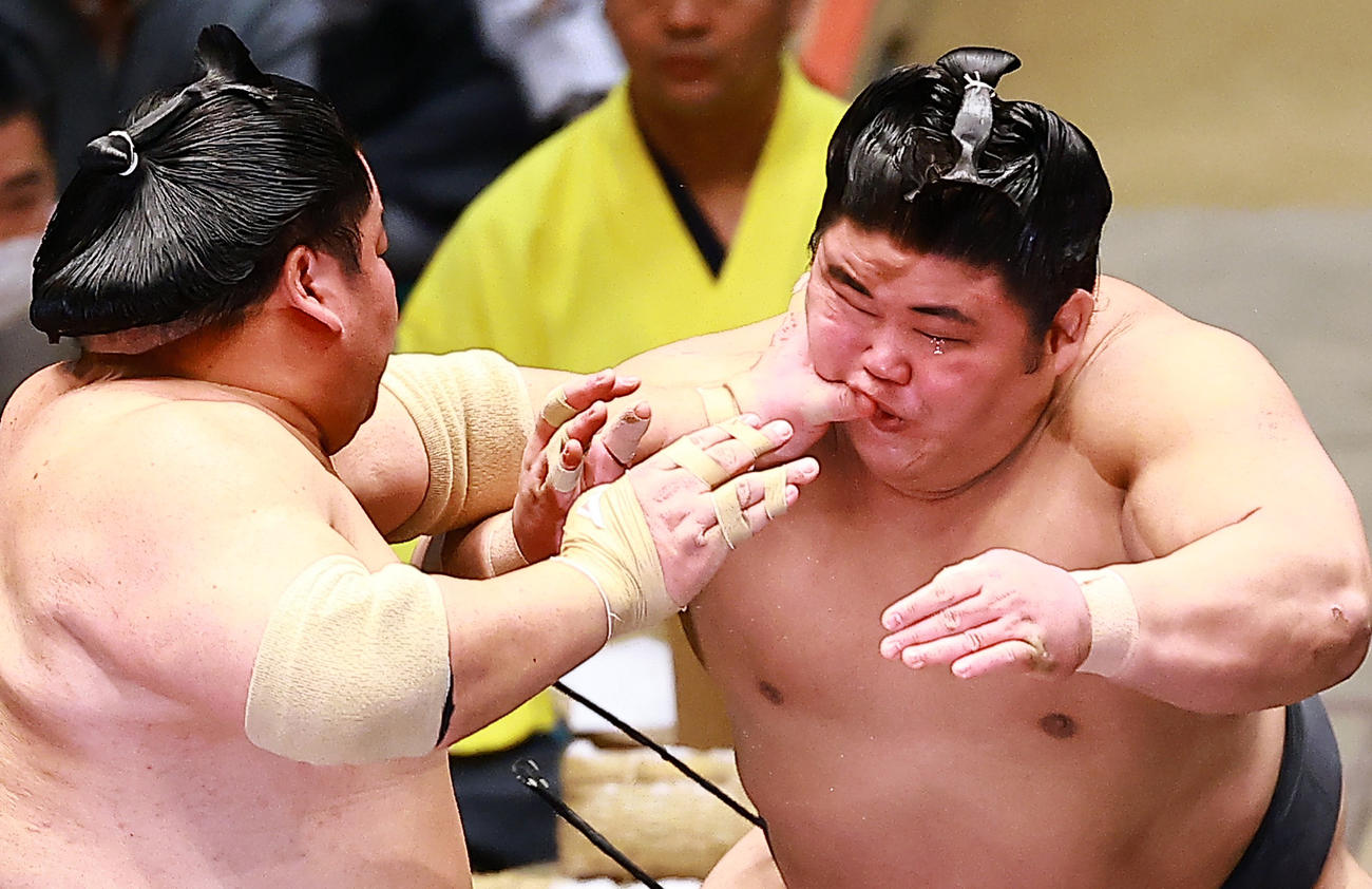 大栄翔（左）の突きで指が左目に入り、コンタクトレンズが外れる伯乃富士（撮影・野上伸悟）