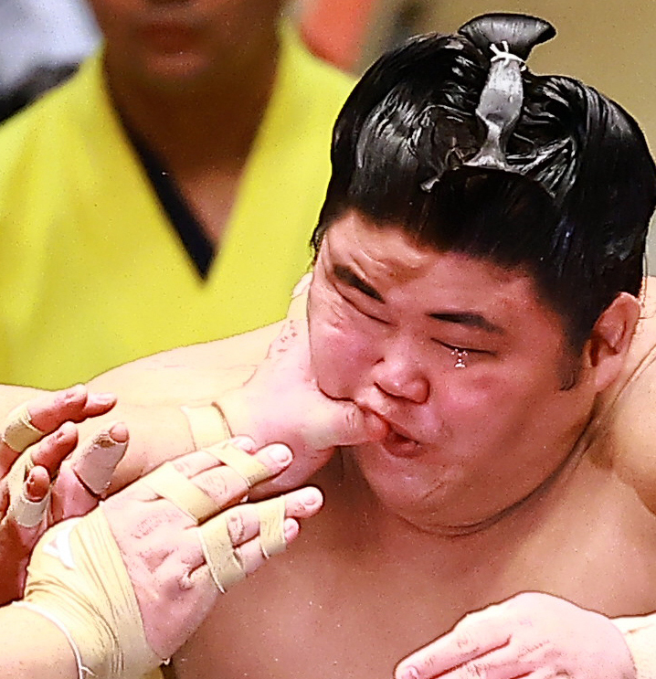 大栄翔（左）の突きで指が左目に入り、コンタクトレンズが外れる伯乃富士（撮影・野上伸悟）