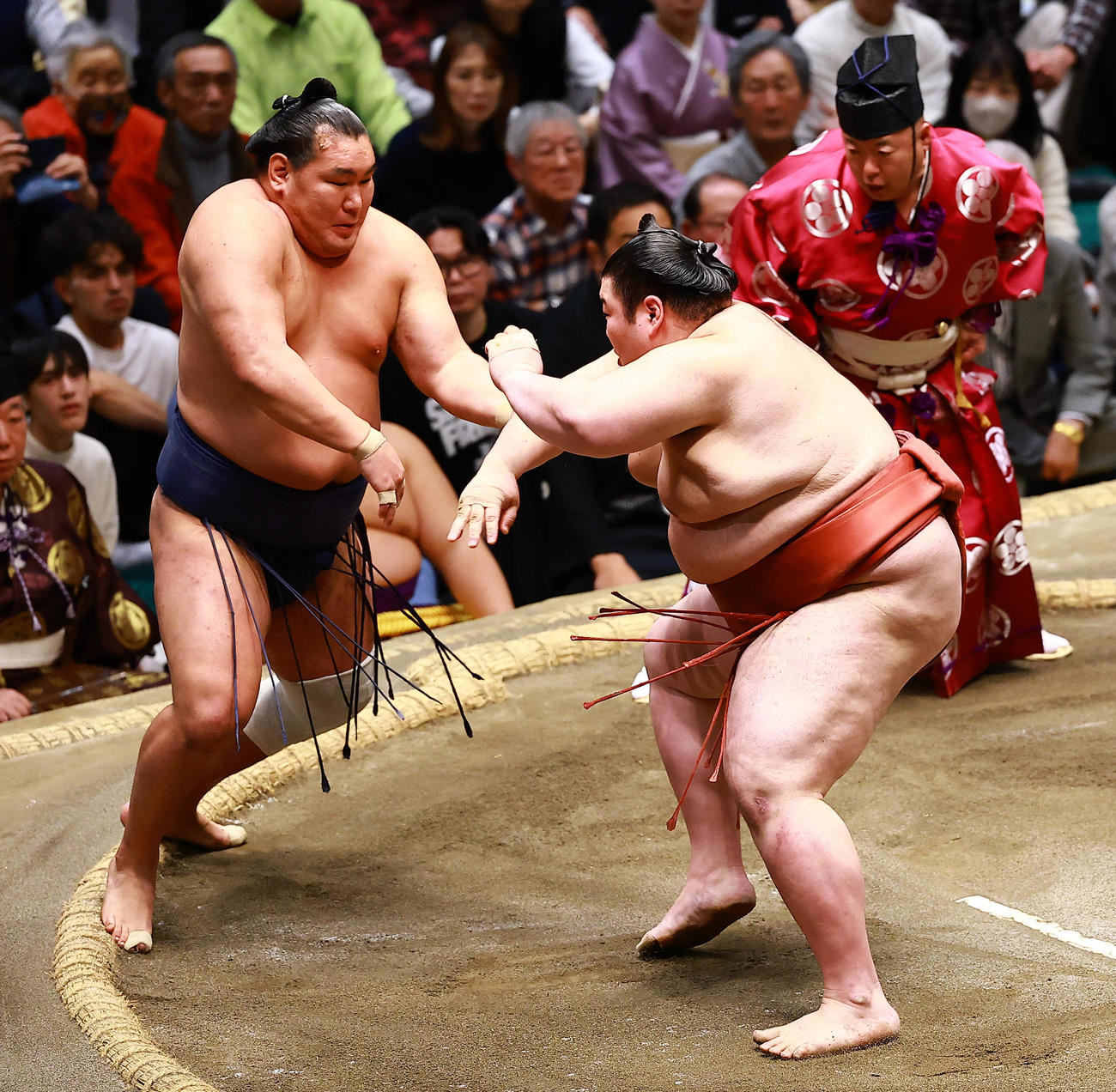 豊昇龍（左）を押し出しで破る熱海富士（2026年1月19日）