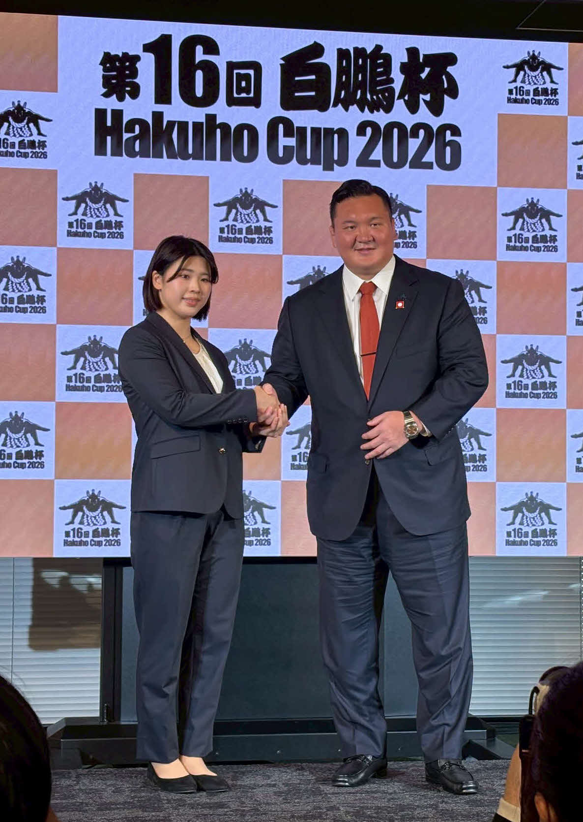 第16回白鵬杯の開催概要を発表した白鵬翔氏（右）と24年世界選手権優勝の長谷川理央