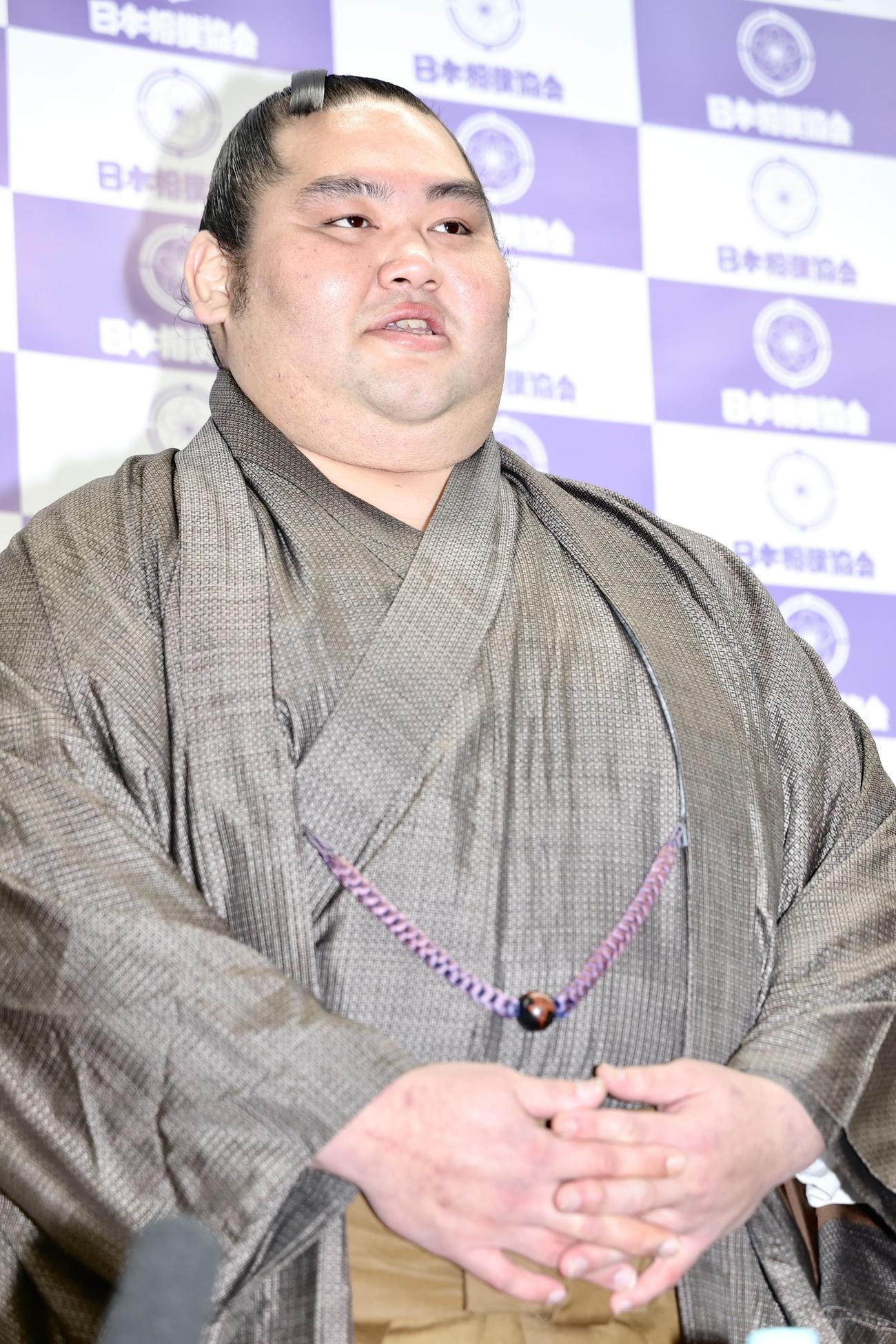 引退会見であいさつする大奄美（撮影・河田真司）