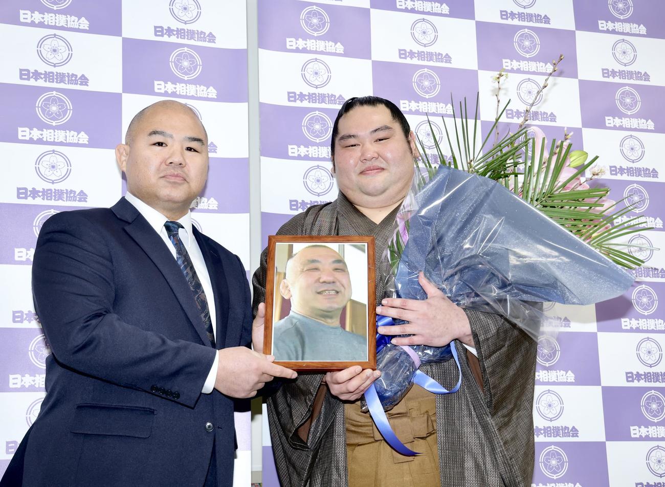 千賀ノ浦親方（左）と、恩師の禧久さんの写真を手に記念撮影する大奄美（撮影・河田真司）