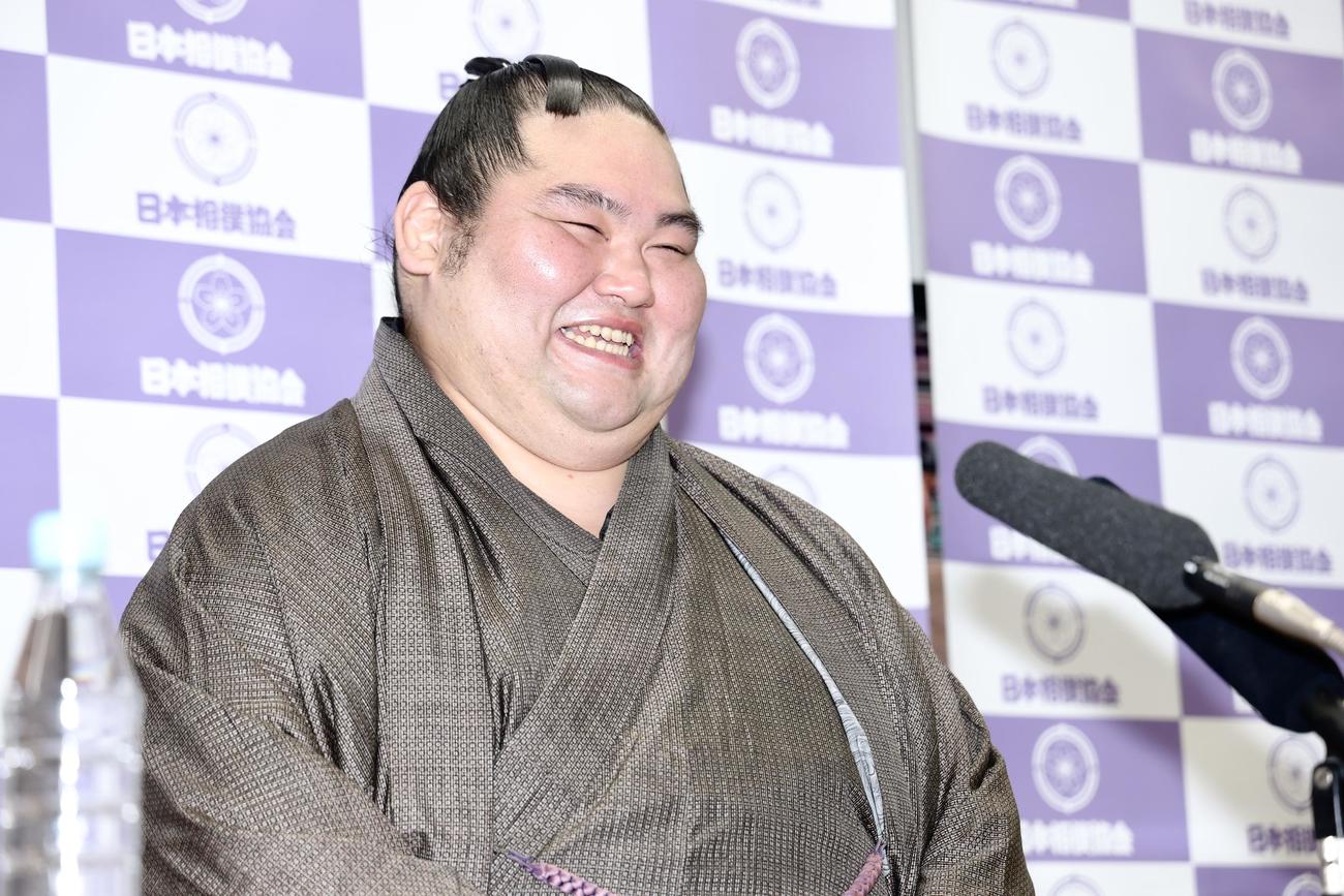 笑顔で引退会見に臨む大奄美（撮影・河田真司）