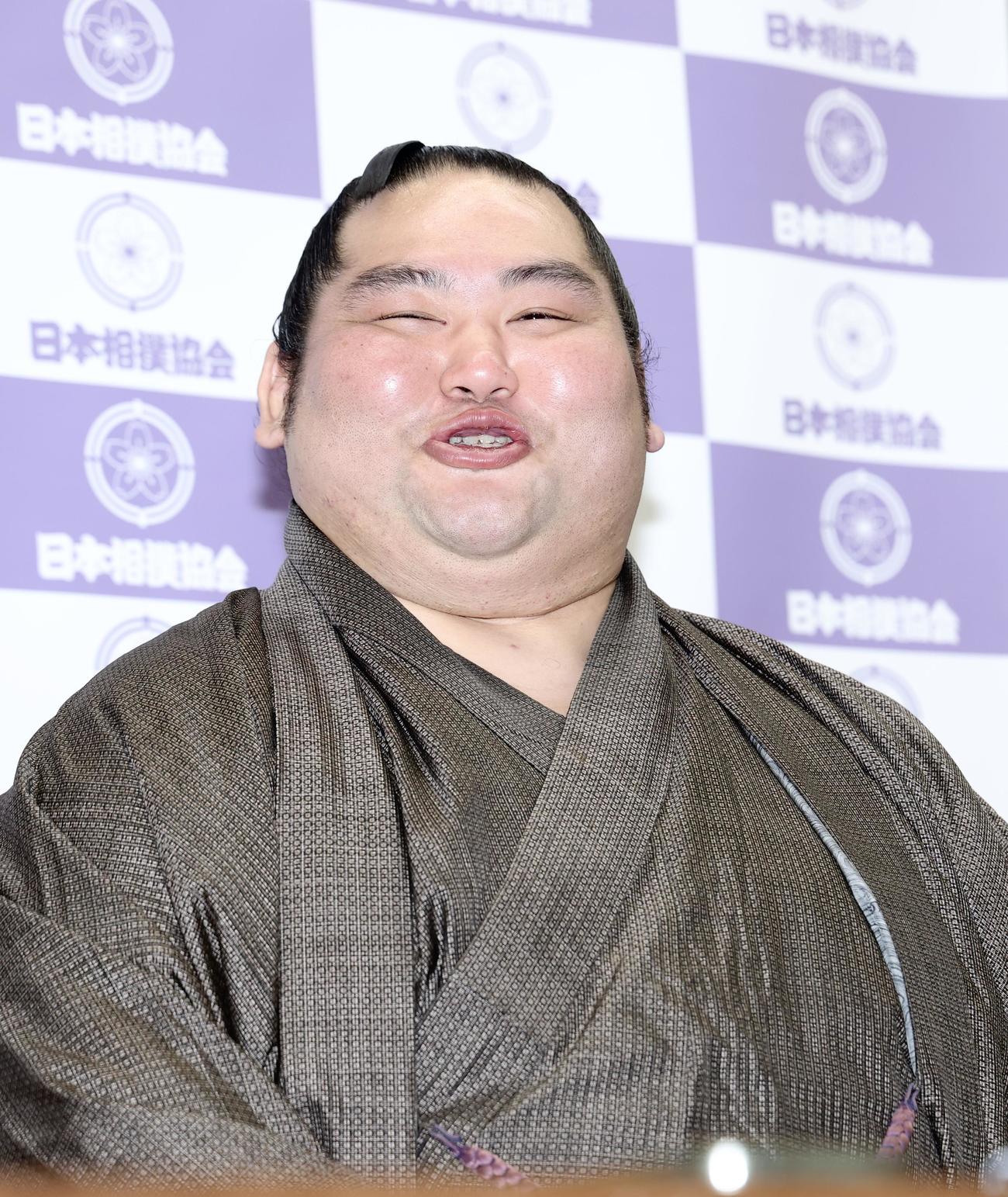 笑顔で引退会見に臨む大奄美（撮影・河田真司）