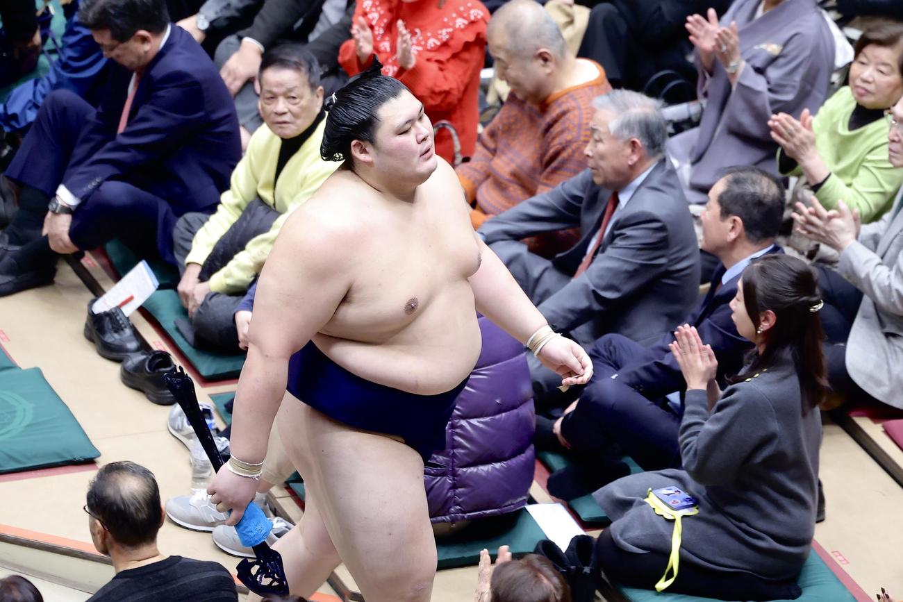 熱海富士に押し出しで敗れ、浮かない表情で花道から引き揚げる大の里（撮影・河田真司）