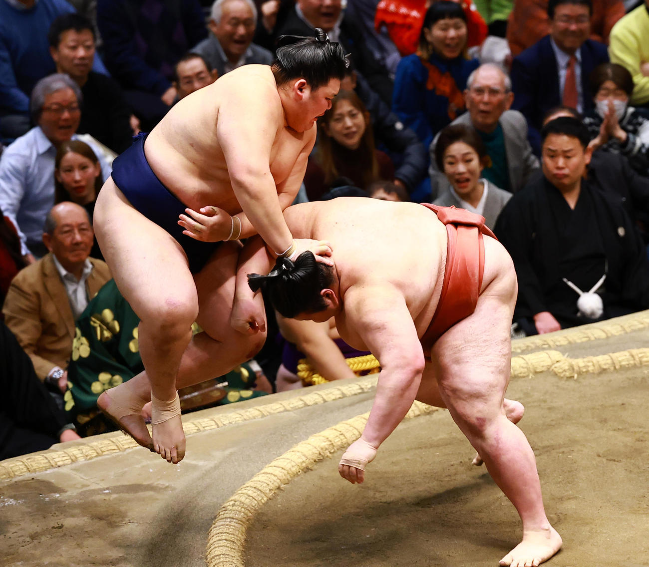 取り直しの一番で、大の里（左）を押し出しで破る熱海富士（撮影・野上伸悟）