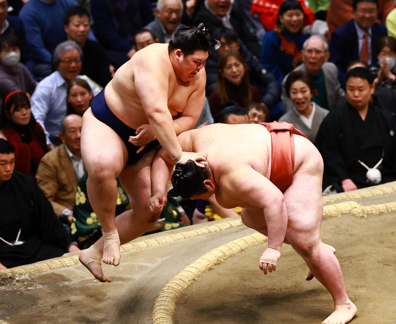 取り直しの一番で、大の里（左）を押し出しで破る熱海富士（撮影・野上伸悟）
