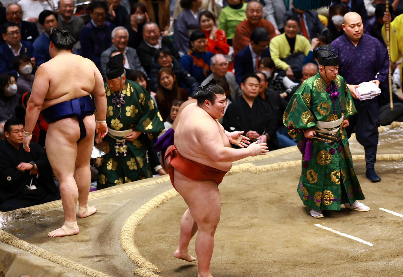 取り直しの一番で、大の里（左）を押し出しで破った熱海富士は、思わず笑みがこぼれる（撮影・野上伸悟）