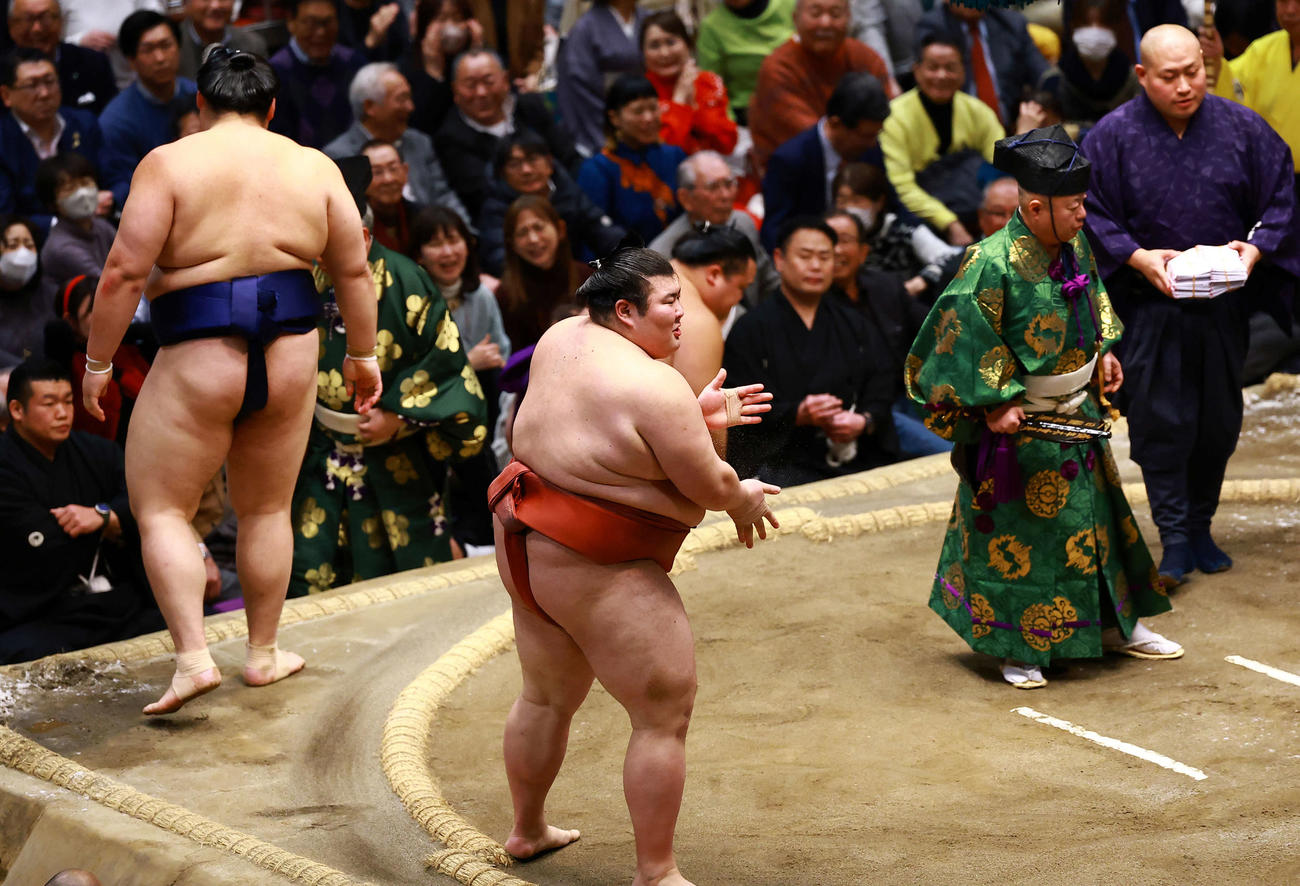 取り直しの一番で、大の里（左）を押し出しで破った熱海富士は、思わず笑みがこぼれる（撮影・野上伸悟）