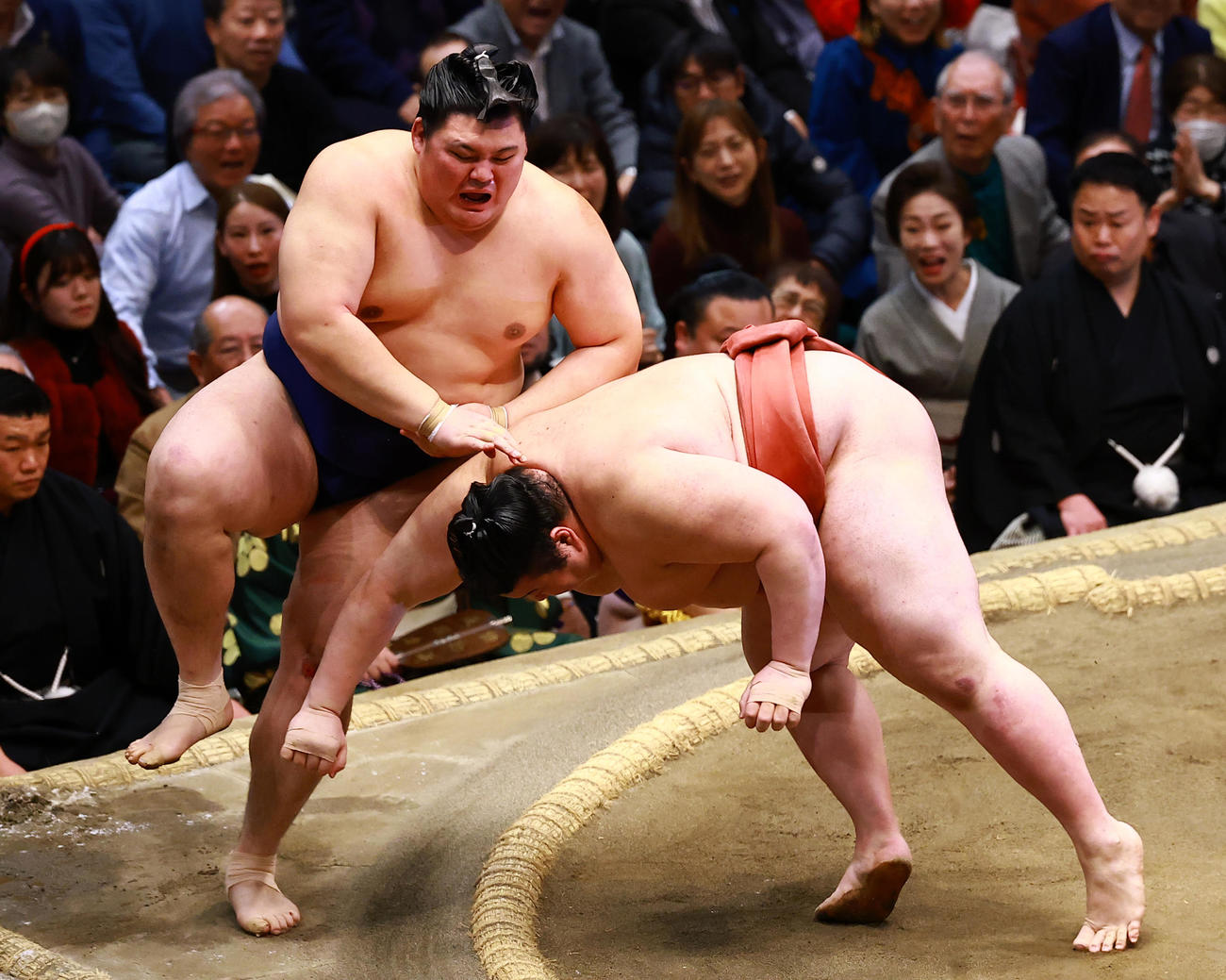 取り直しの一番で、大の里（左）を押し出しで破る熱海富士（撮影・野上伸悟）