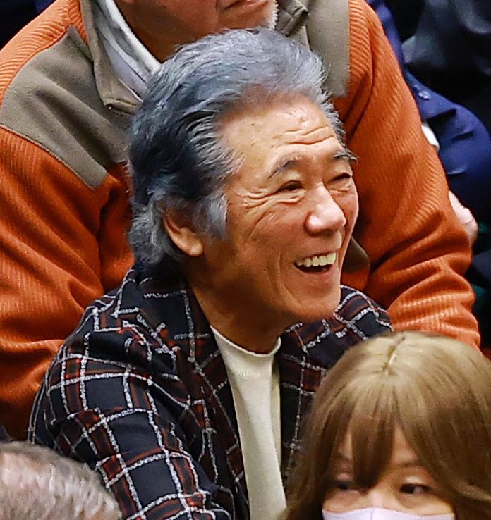 観戦する西岡徳馬（撮影・野上伸悟）