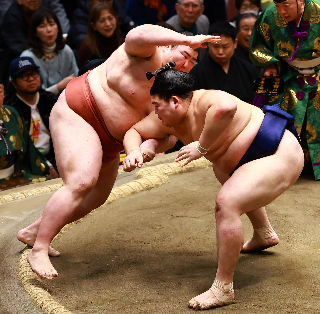 取り直しの一番で、大の里（右）の押しを土俵際でかわし、背後にまわり込む熱海富士（撮影・野上伸悟）