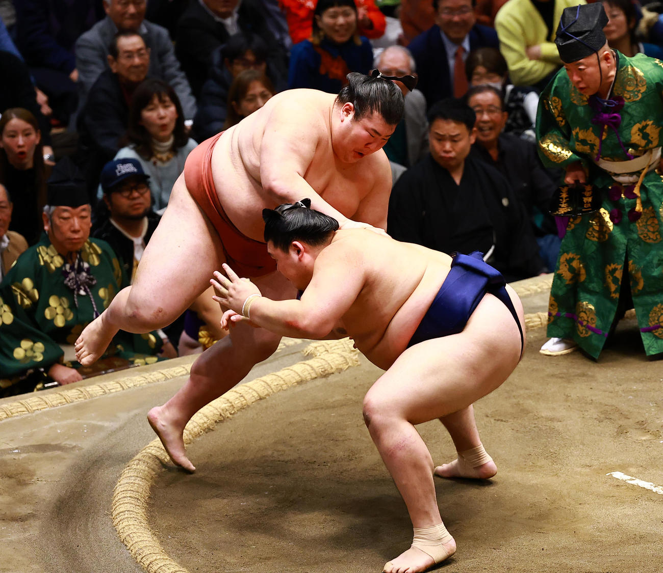 取り直しの一番で、大の里（右）の押しを土俵際でかわし、背後にまわり込む熱海富士（撮影・野上伸悟）