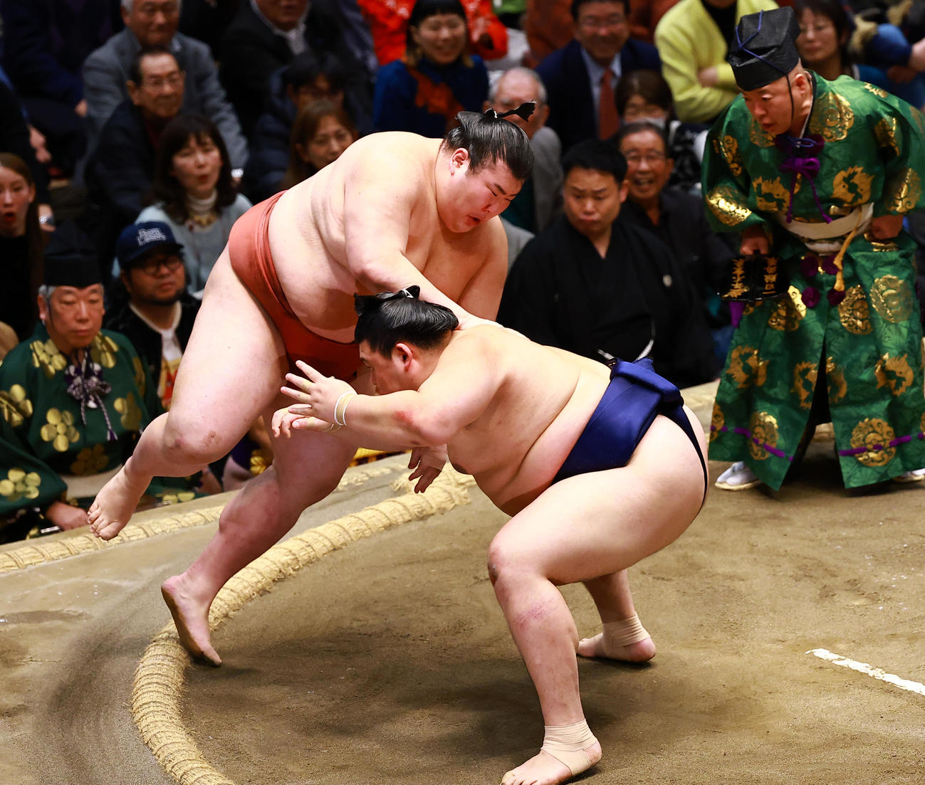 取り直しの一番で、大の里（右）の押しを土俵際でかわし、背後にまわり込む熱海富士（撮影・野上伸悟）