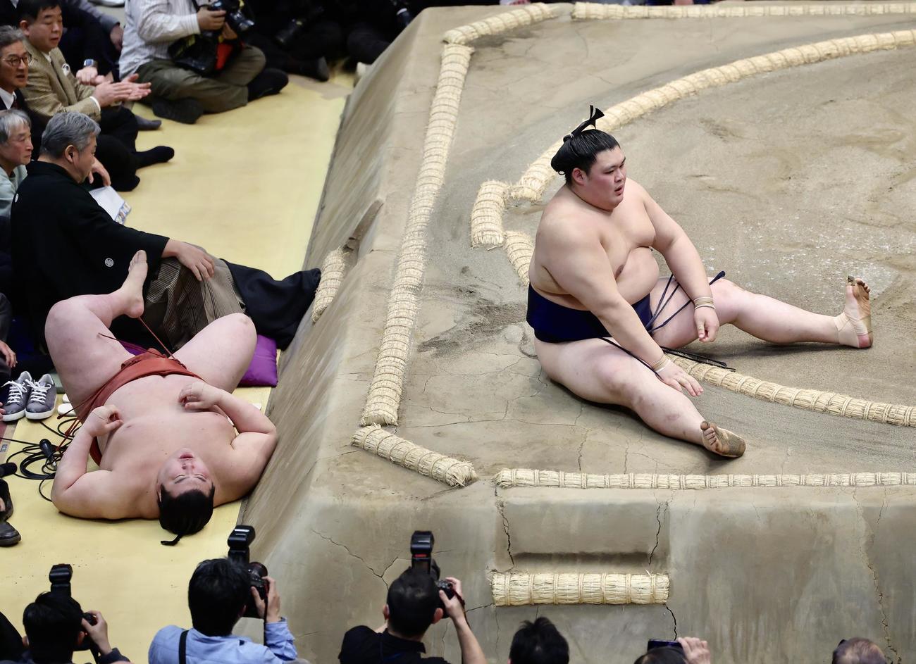 同体取り直しとなる熱海富士（左）と大の里（撮影・河田真司）