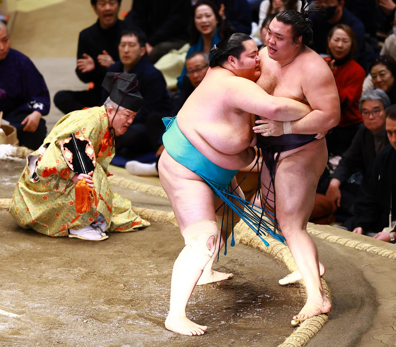 霧島（右）を寄りきりで破る琴桜（撮影・野上伸悟）