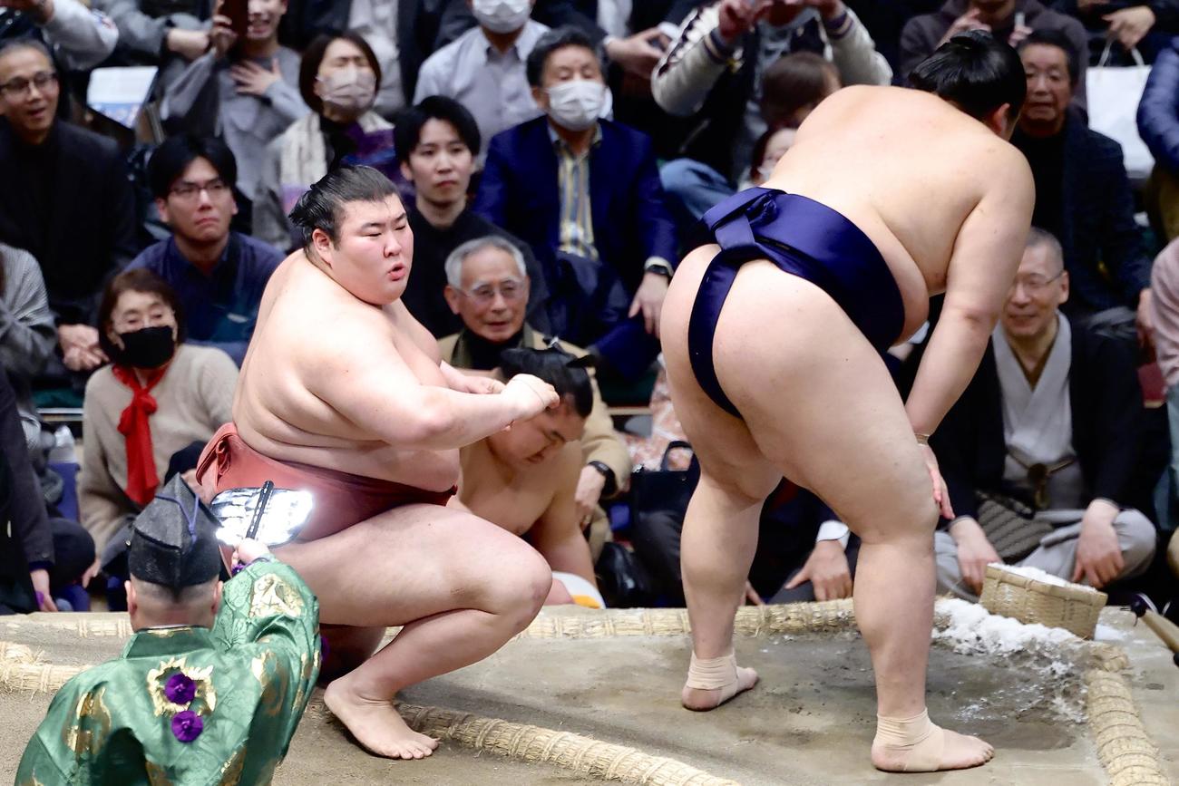 大の里（右）を押し出しで下した熱海富士（撮影・河田真司）