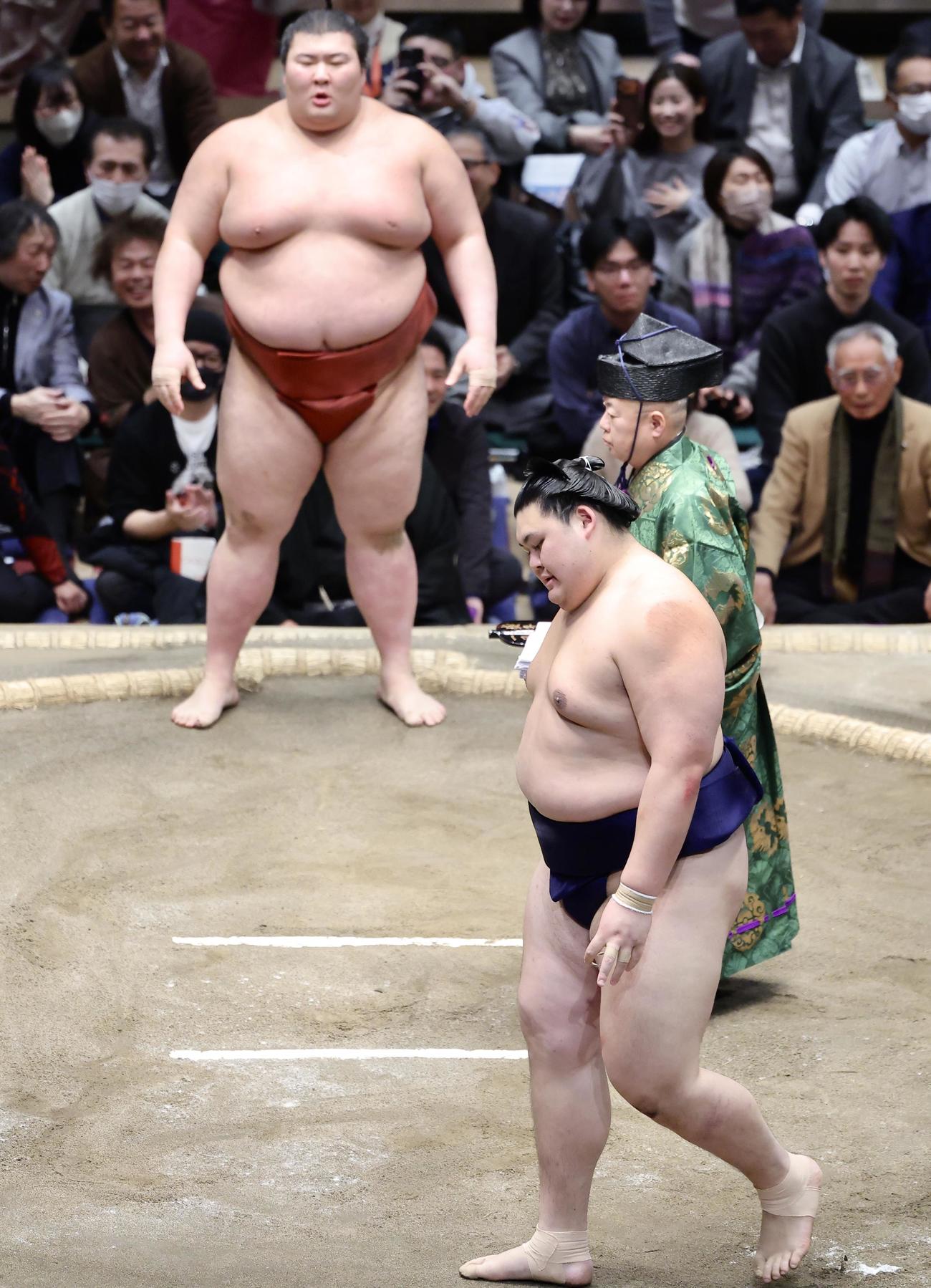 大の里（手前）は熱海富士に押し出しで敗れる（撮影・河田真司）