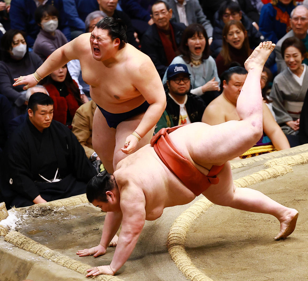 取り直しの一番で、大の里（左）を押し出しで破る熱海富士（撮影・野上伸悟）